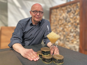 Ulrich Brunner mit Weinperlen 2